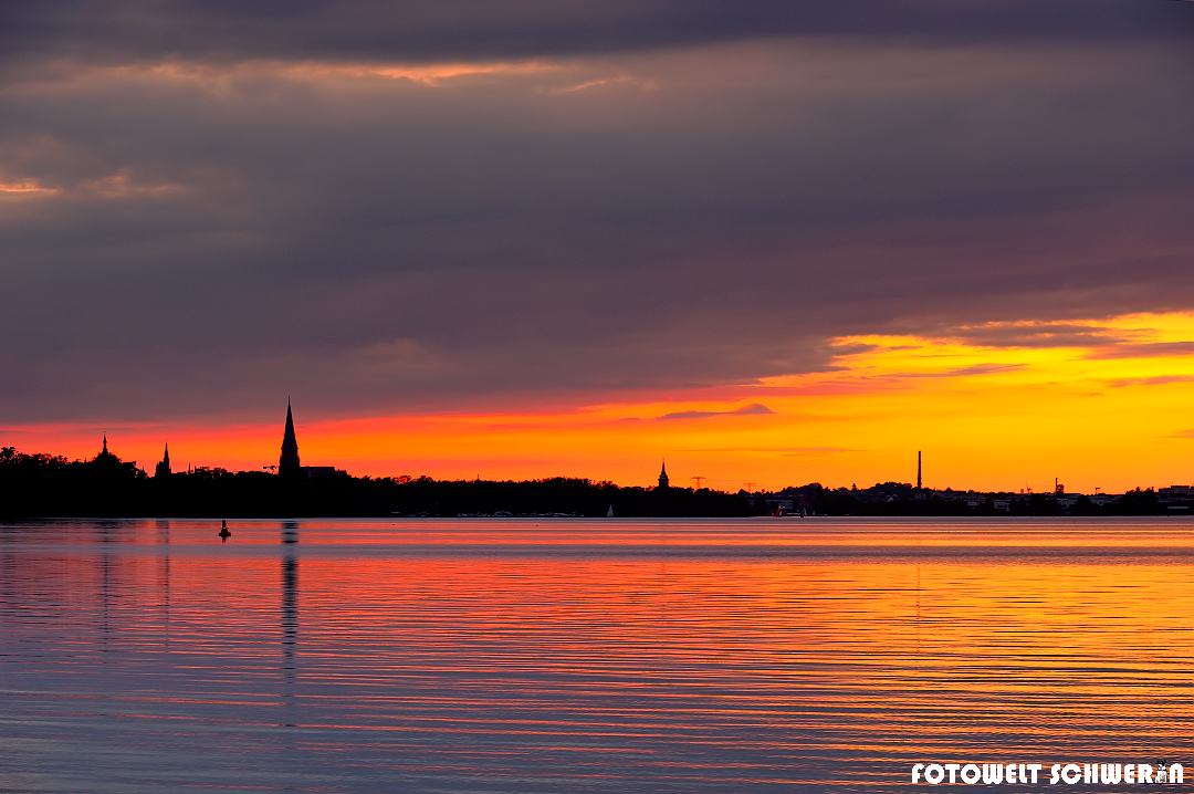 Sonnenuntergang am Zippendorfer Strand – Schwerin ist nicht nur Schloss, Dom, Stadt. Schwerin ist Wasser, Seen und traumhafte Sonnenuntergänge wie hier am Zippendorfer Strand. Hier lässt man gern die Seele baumeln und schaut entspannt ins Abendrot. Fotokalender aus Schwerin gibt es auf https://fotowelt-schwerin.de