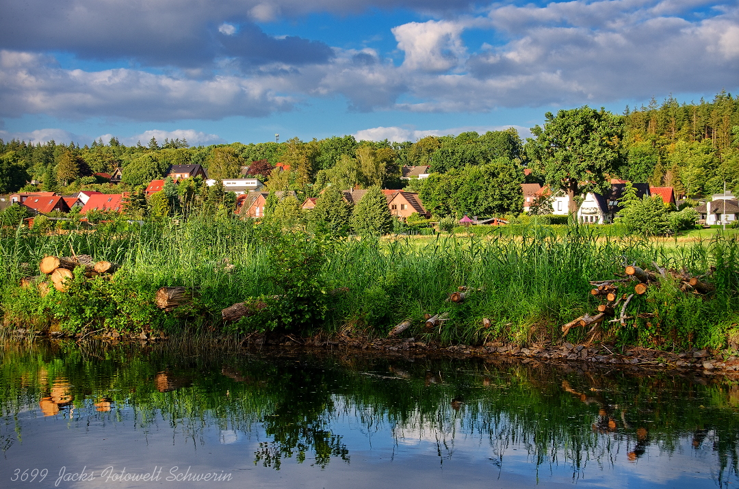 Am Störkanal bei Schwerin – Farben, Farben und noch mal Farben... Hier am Störkanal bei Schwerin sieht es bunt aus. Die Seele baumelt hier, Entspannung, Durchatmen und einen Spaziergang machen. Wir haben wunderschöne Ecke in Mecklenburg. Unsere Schwerin Kalender gibt es auf https://fotowelt-schwerin.de