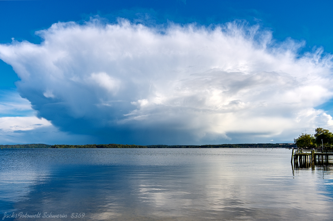 Wolkenformation am Schweriner Innensee – Manchmal ist der Schweriner See Kulisse von Naturschauspielen. So wie hier mit dieser mächtigen Wolkenformation. Da staunt der Beobachter nicht schlecht und hält inne. Gut, wenn der Fotoapparat oder das Handy dabei sind. Fotokalender gibt es auf https://fotowelt-schwerin.de