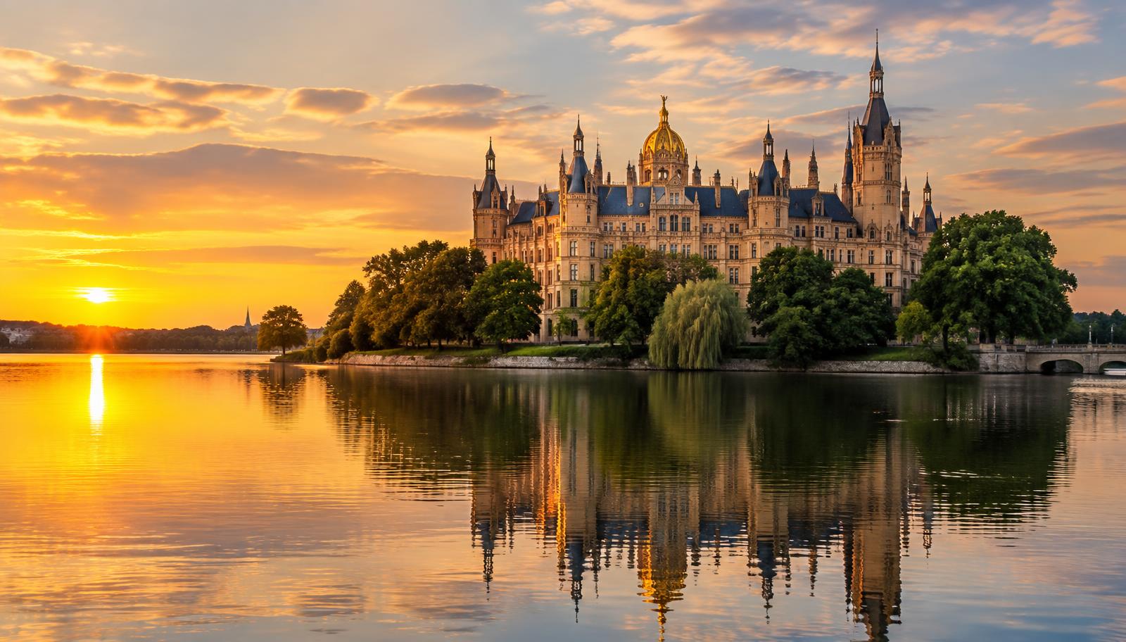 Schweriner Schloss auf der Insel bei Sonnenuntergang